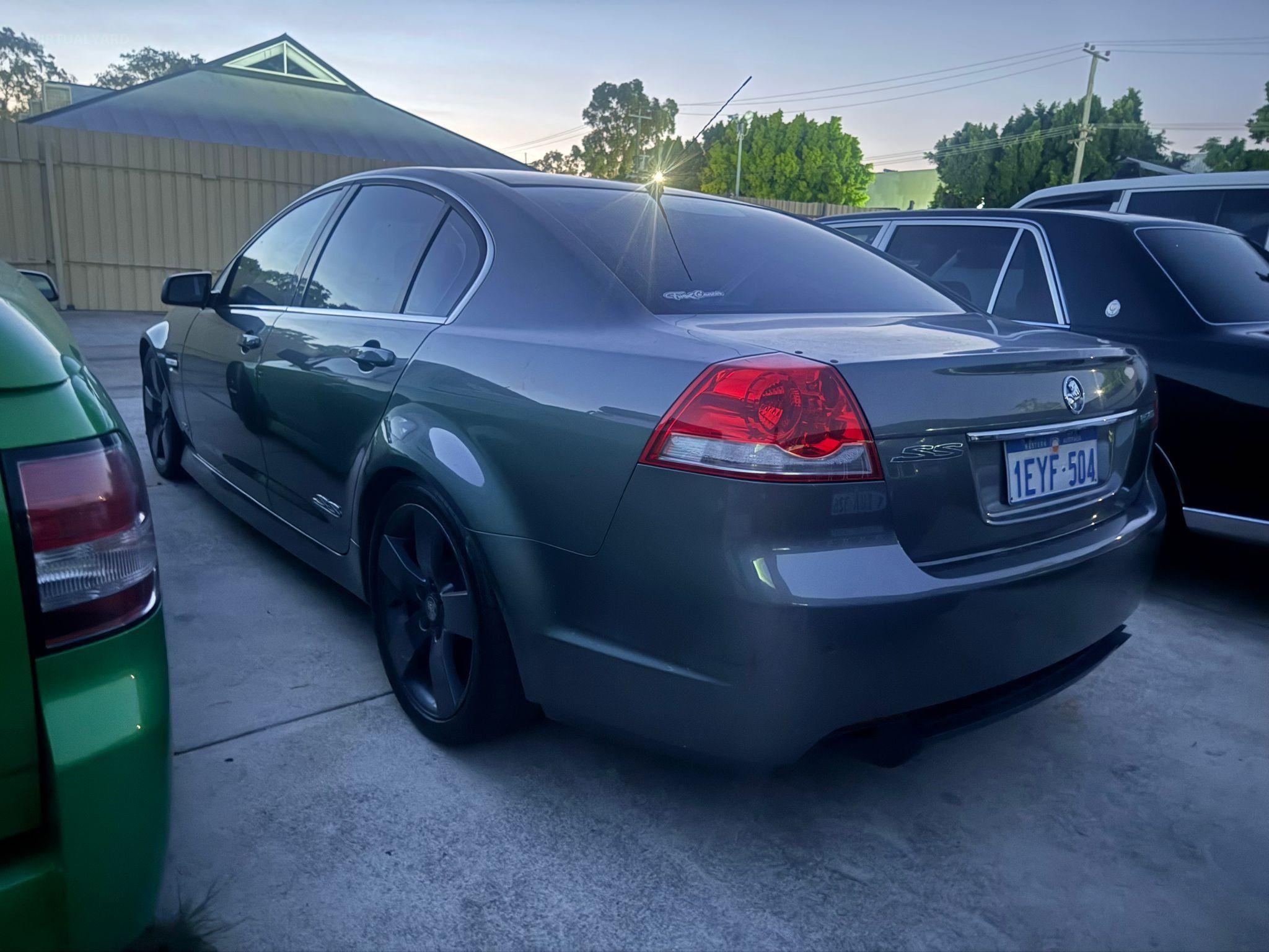 Holden COMMODORE