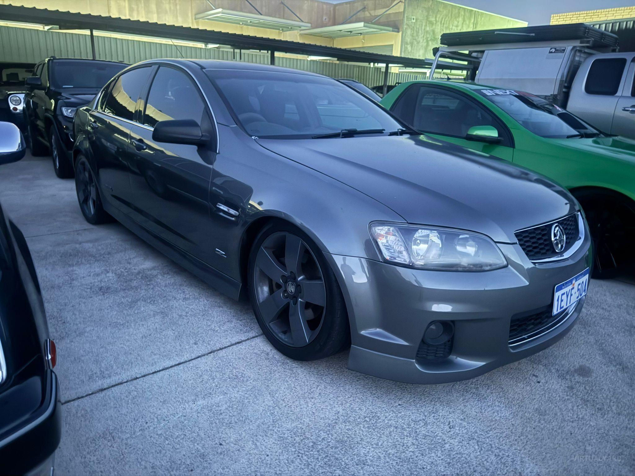 Holden COMMODORE