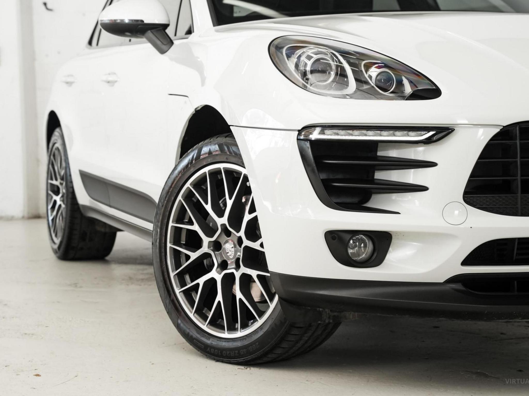 PORSCHE MACAN