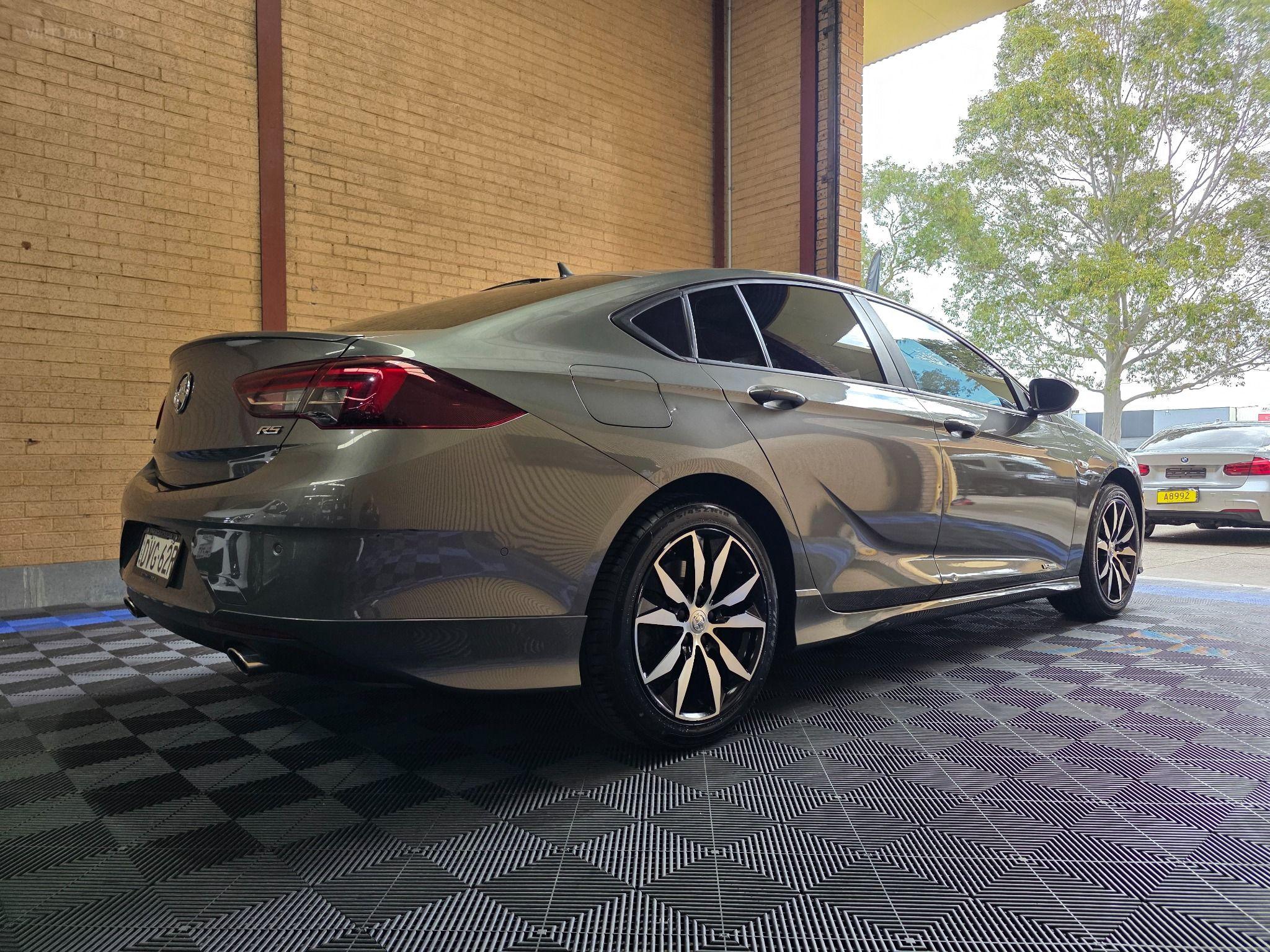 HOLDEN COMMODORE