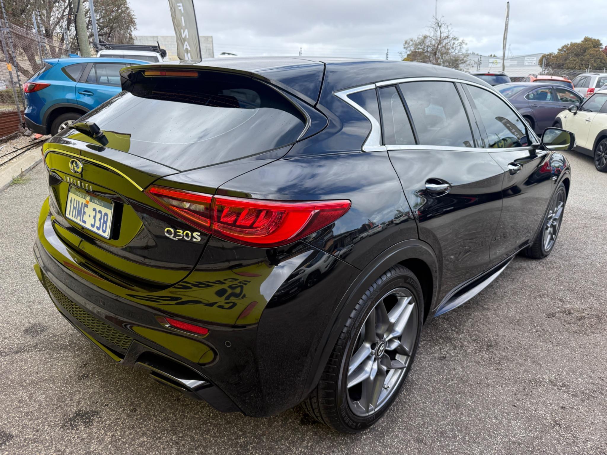 INFINITI Q30