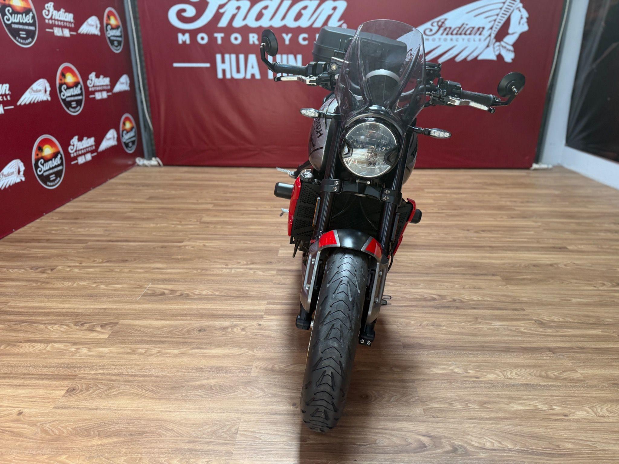 TRIUMPH TRIDENT 660