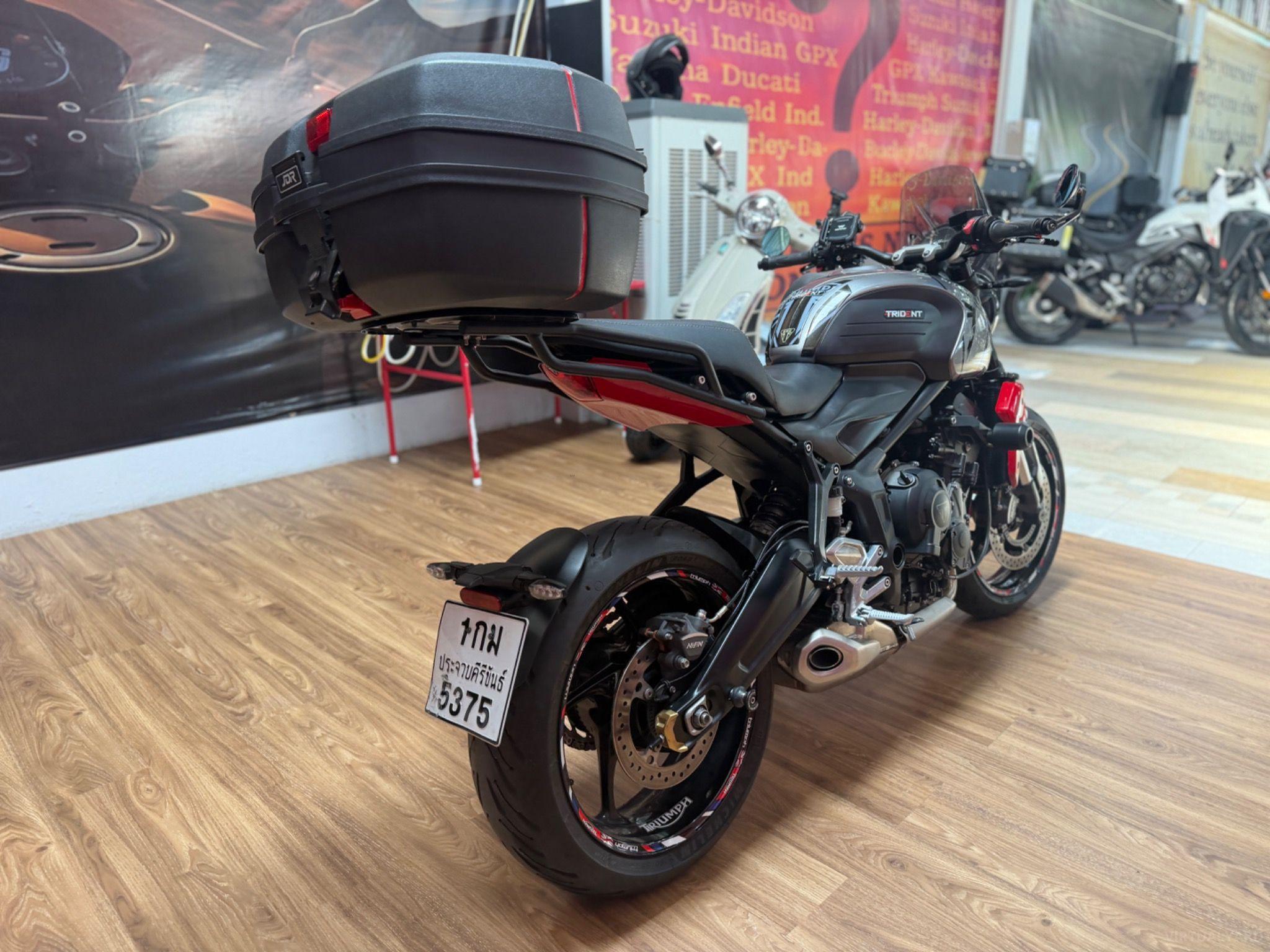 TRIUMPH TRIDENT 660