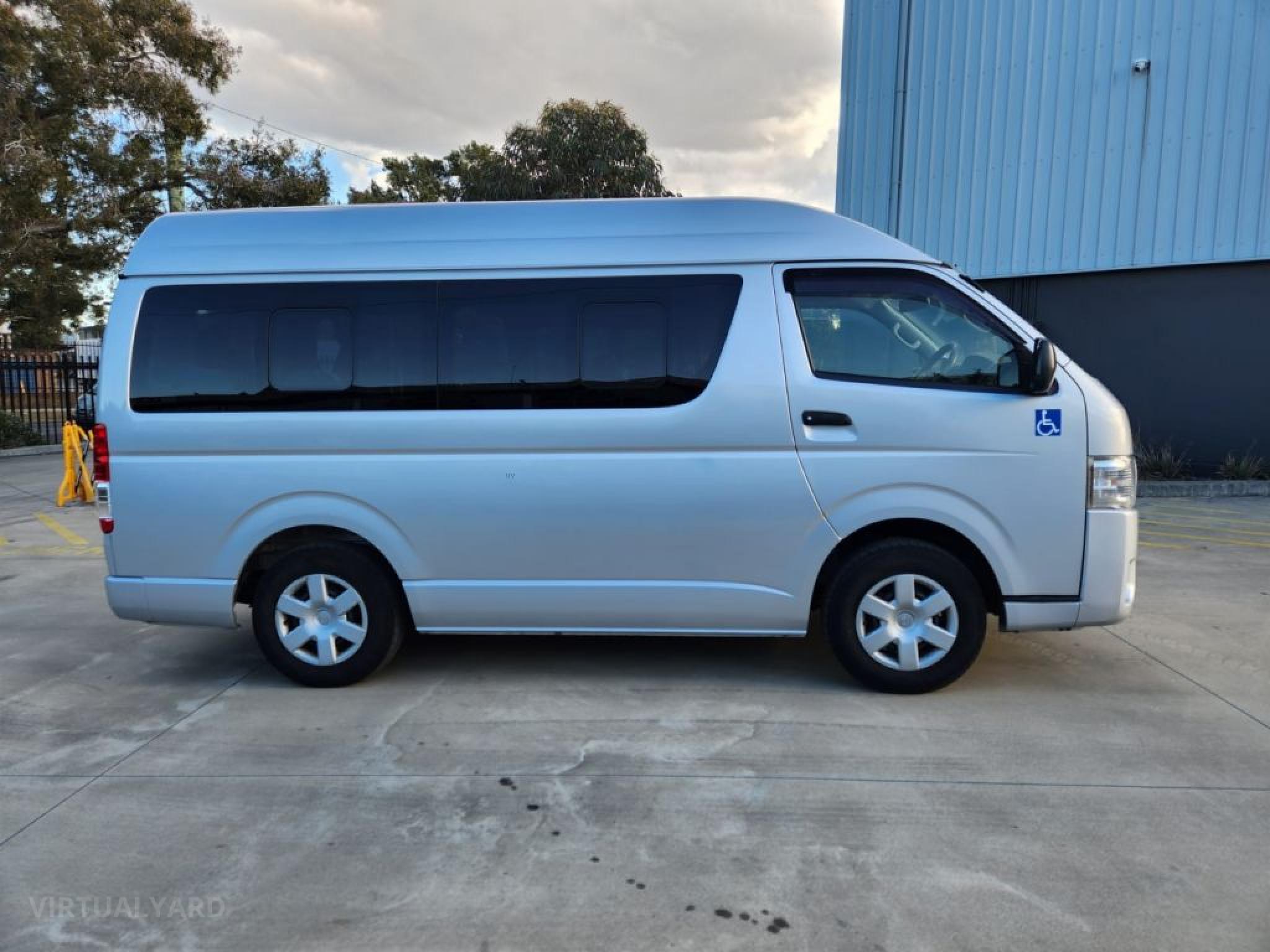 TOYOTA HIACE