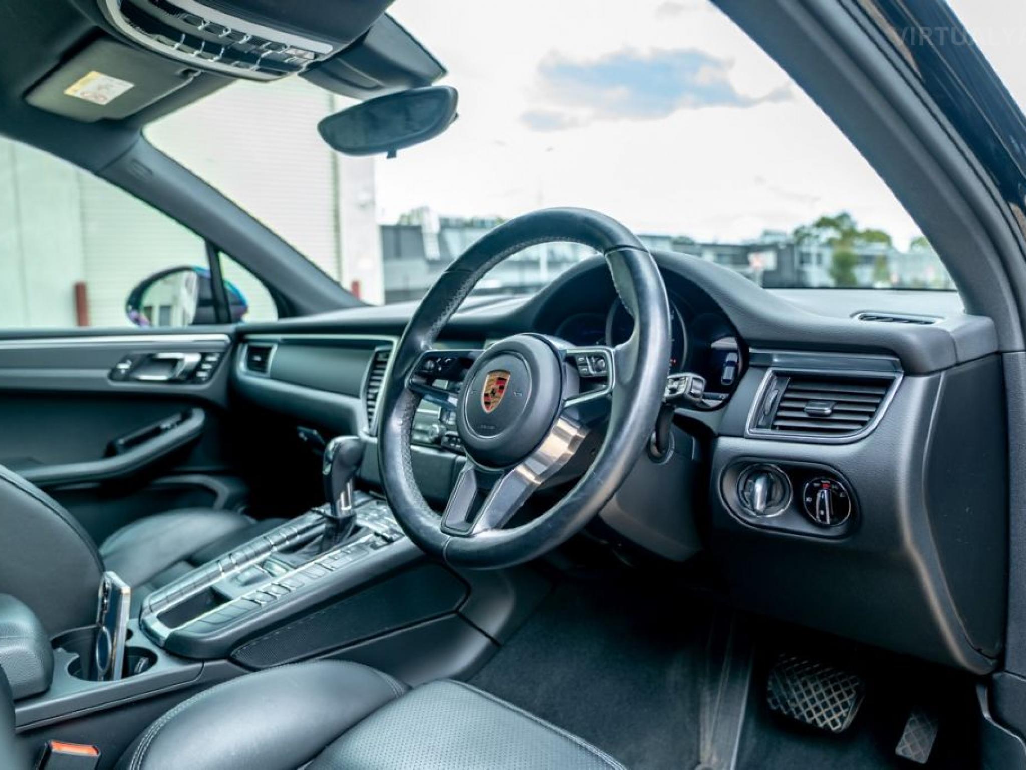 PORSCHE MACAN