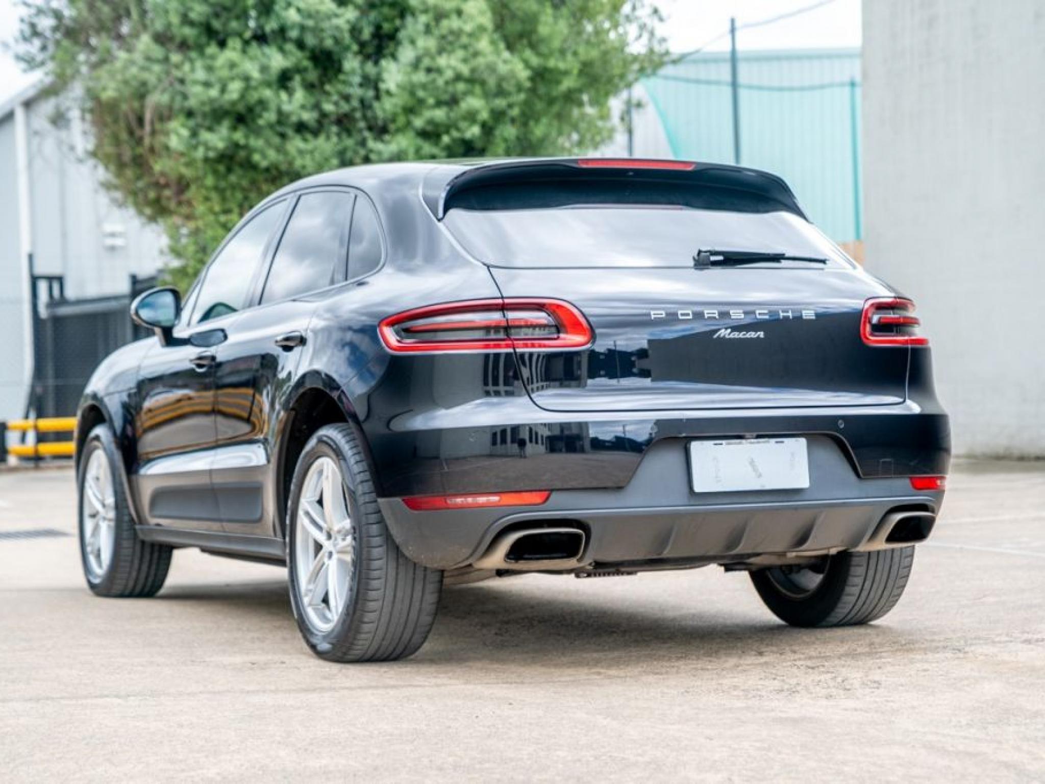 PORSCHE MACAN