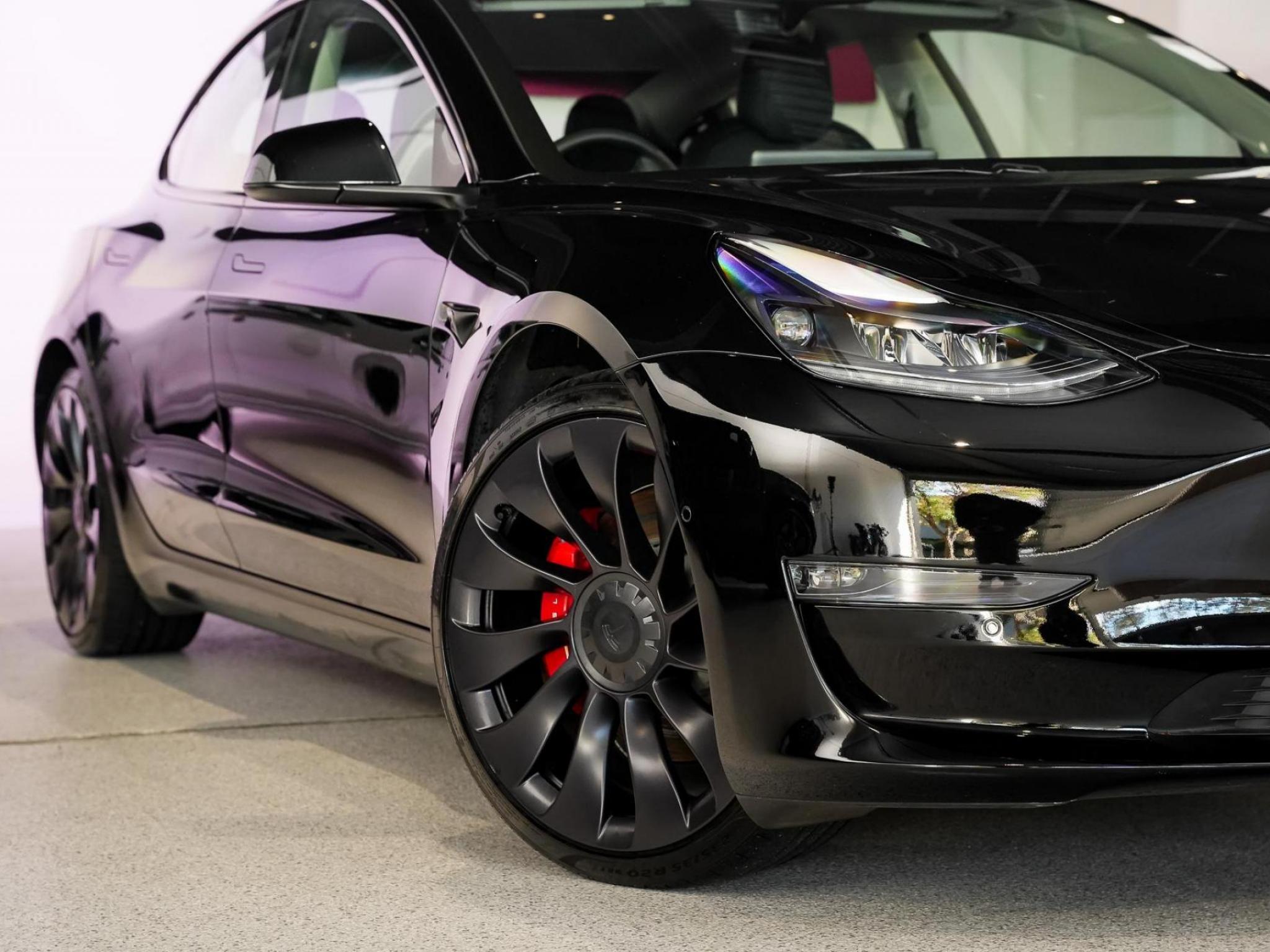 TESLA MODEL 3