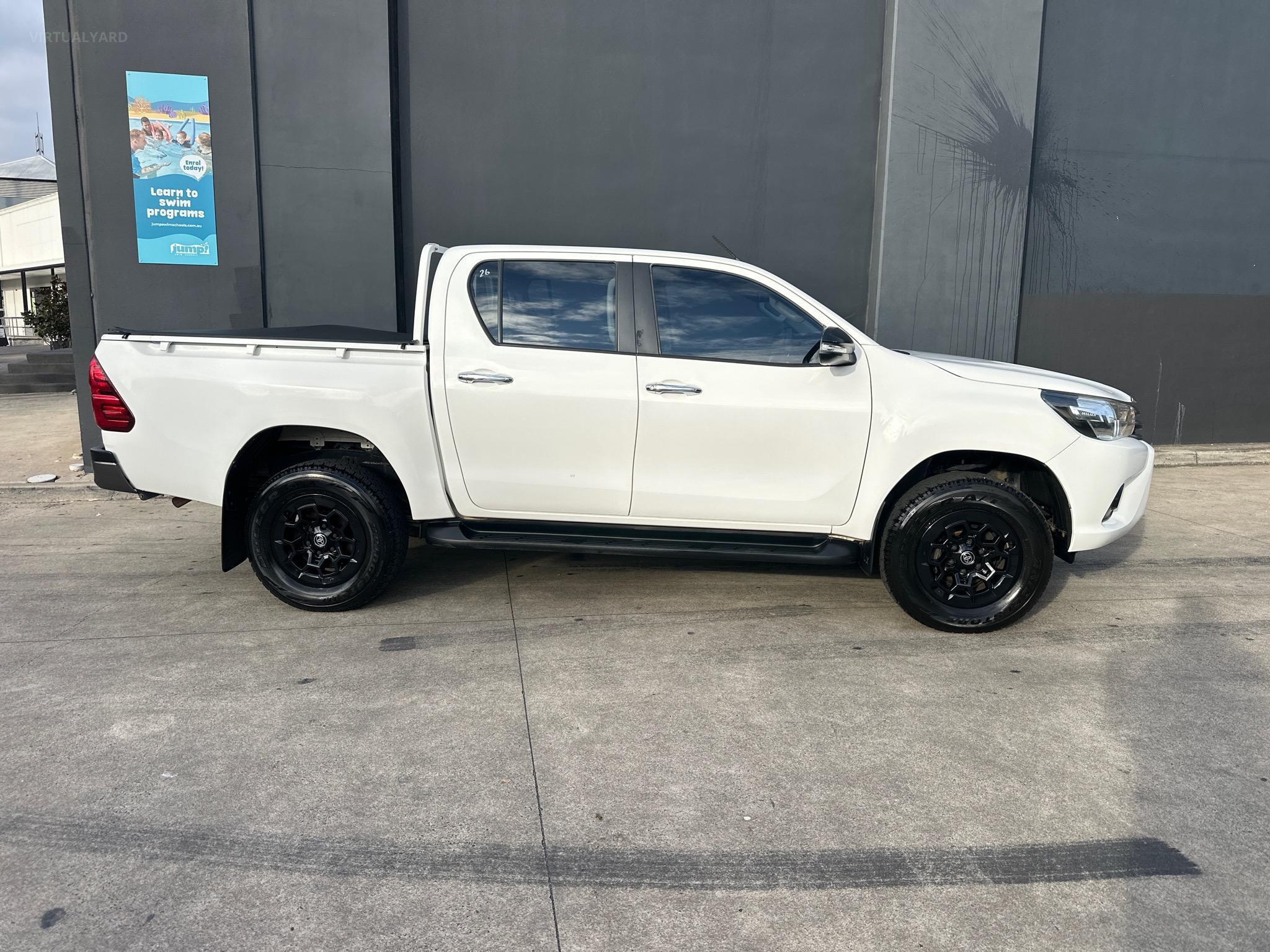 TOYOTA HILUX GUN136R SR HI-RIDER UTILITY DOUBLE CAB 4DR SPTS AUTO 6SP, 4X2 1000KG 2.8DT image 2