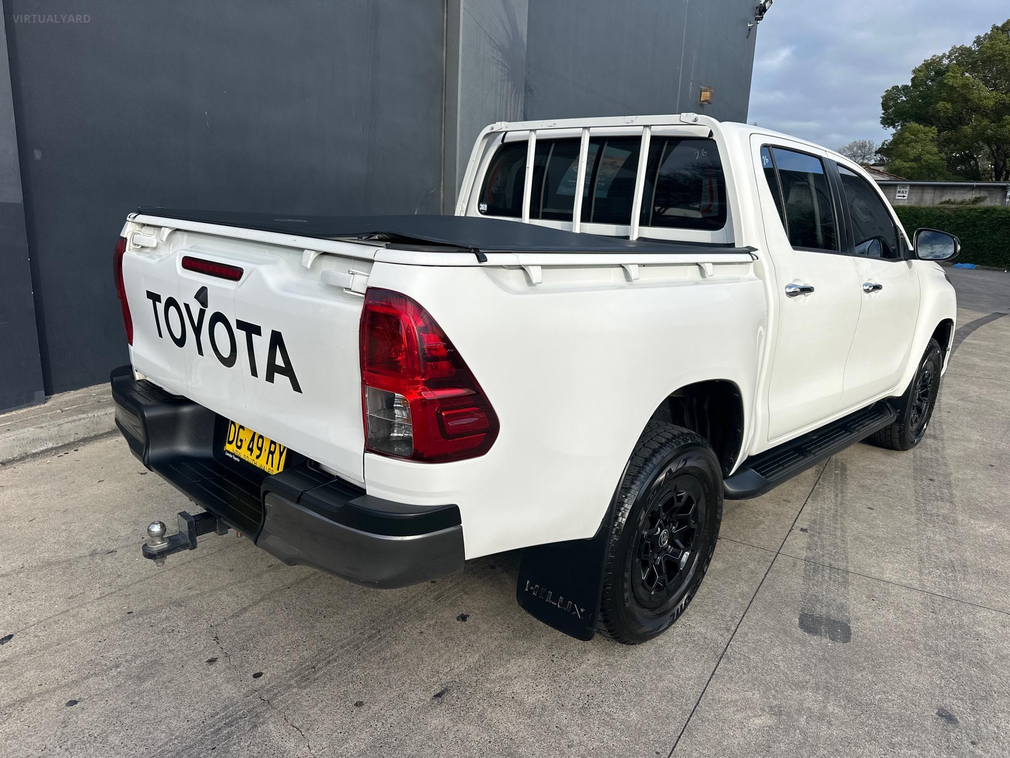 TOYOTA HILUX GUN136R SR HI-RIDER UTILITY DOUBLE CAB 4DR SPTS AUTO 6SP, 4X2 1000KG 2.8DT image 3