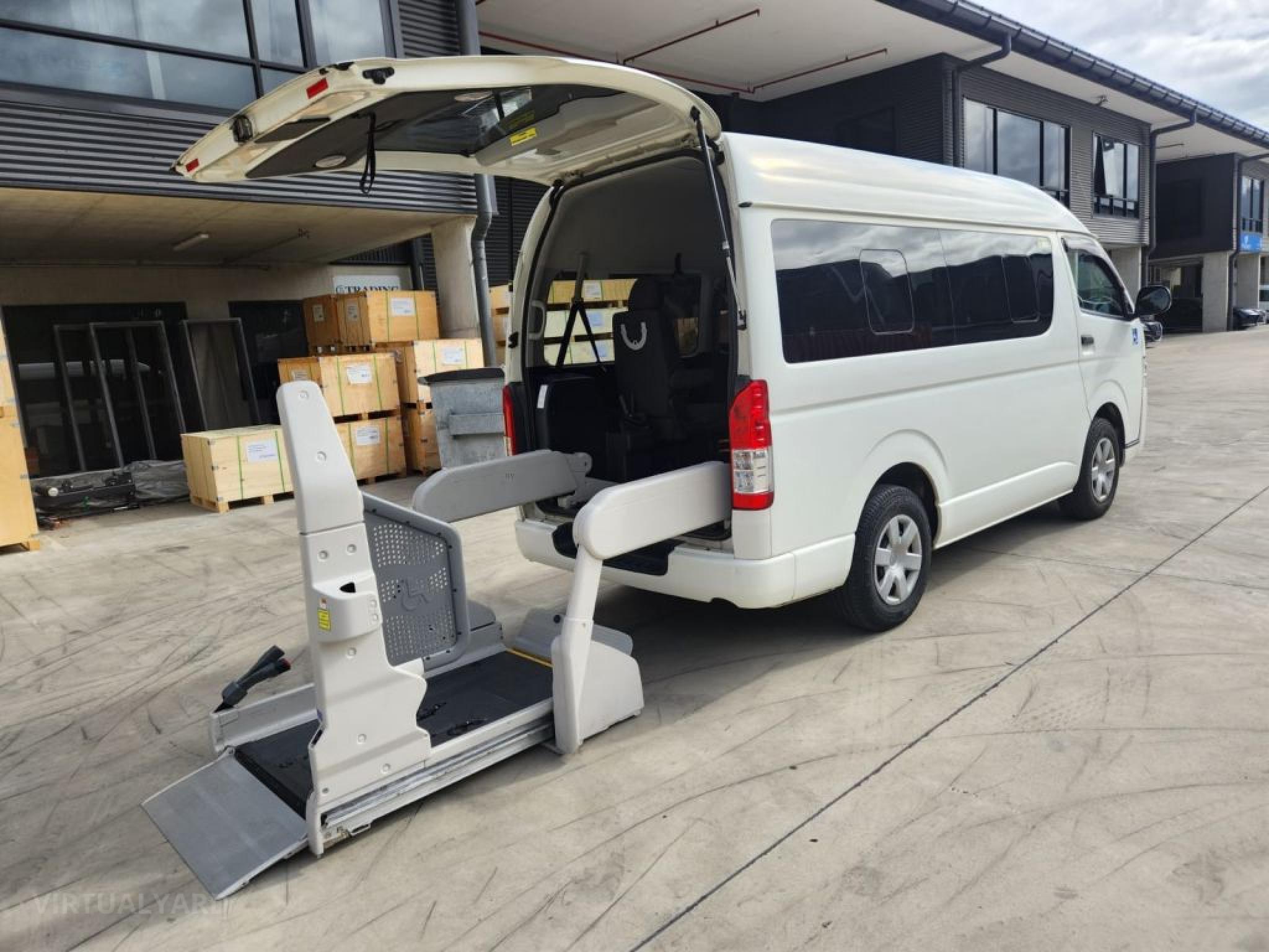 TOYOTA HIACE