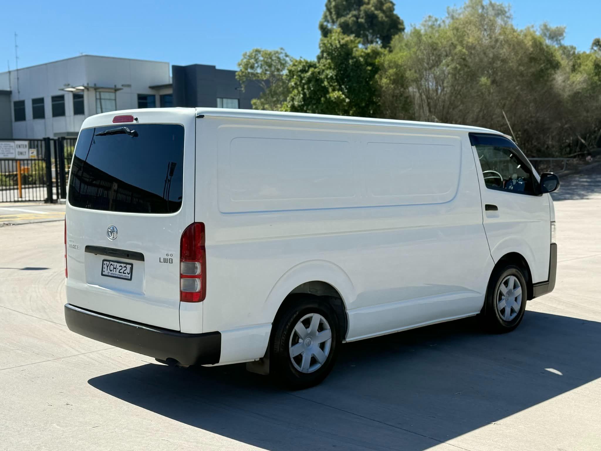 TOYOTA HIACE