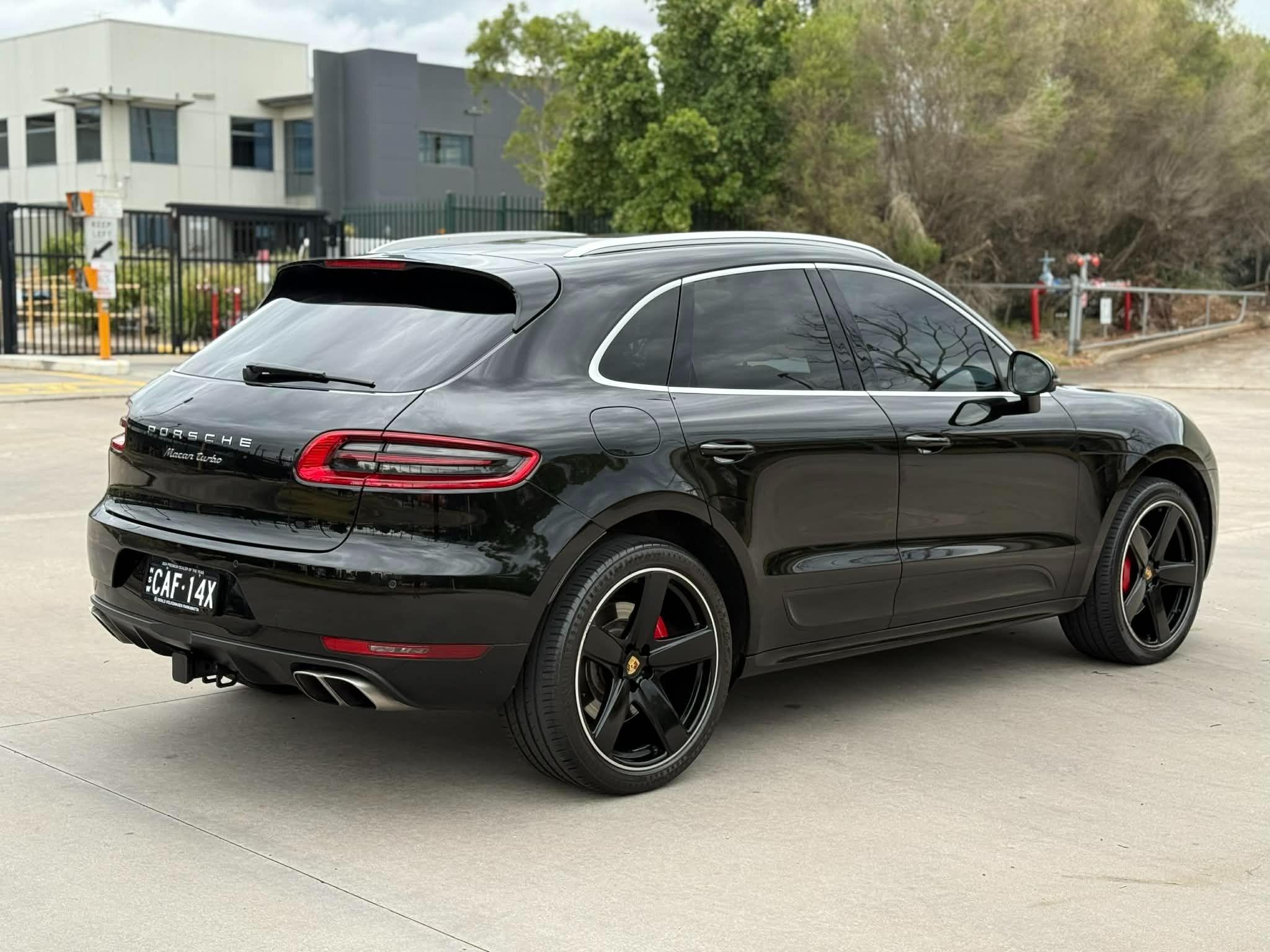 PORSCHE MACAN