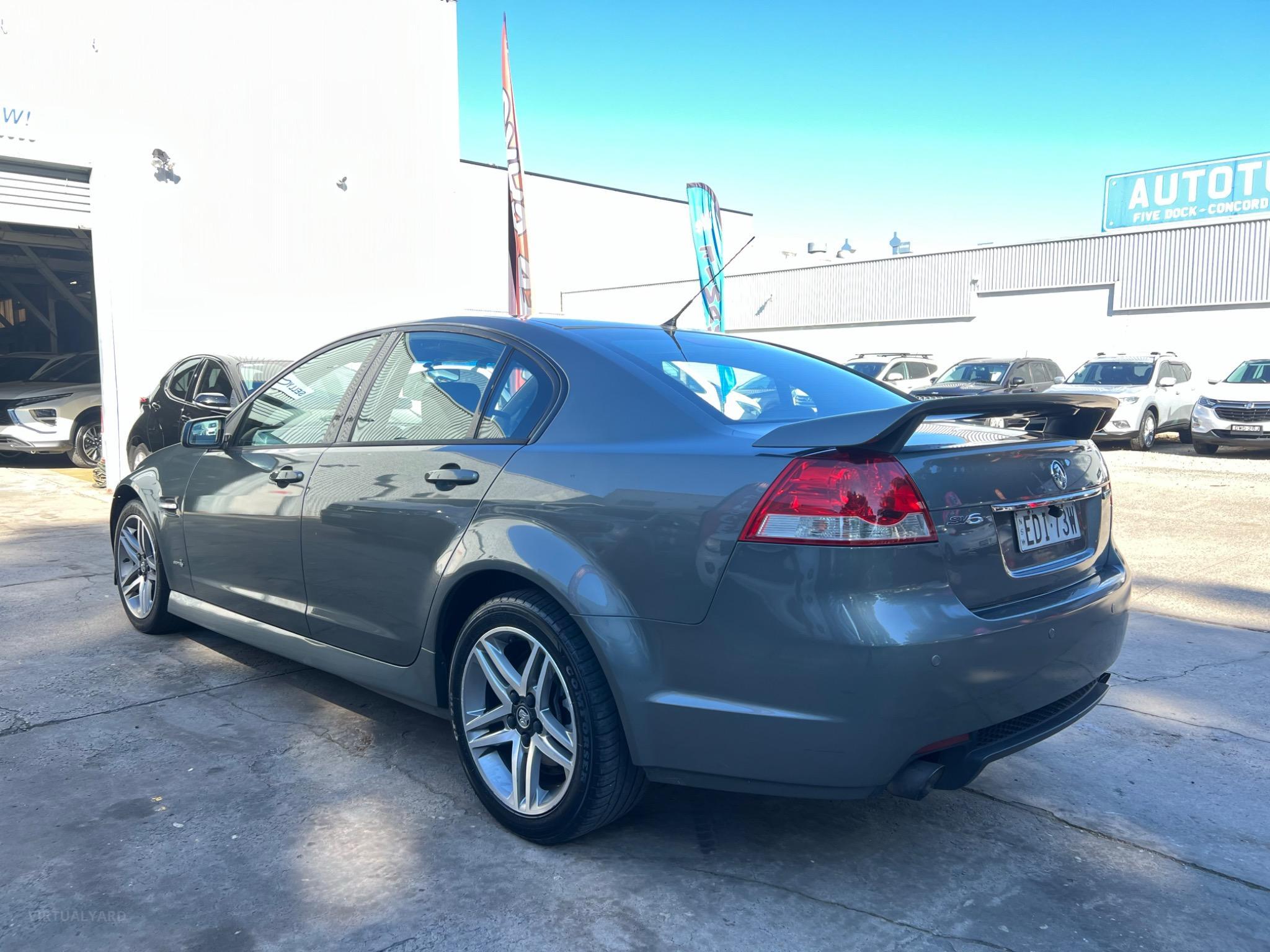 HOLDEN COMMODORE