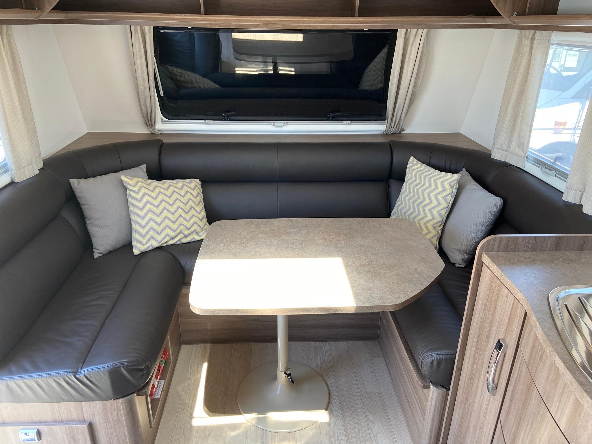 JAYCO SILVERLINE 24' CARAVAN WITH FRONT CLUB LOUNGE AND ANNEX WALLS